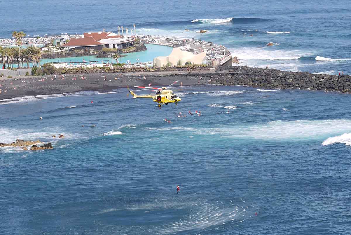 Küstenrettungsübung_Hubschrauber lässt Retter zu Schwimmer in Not