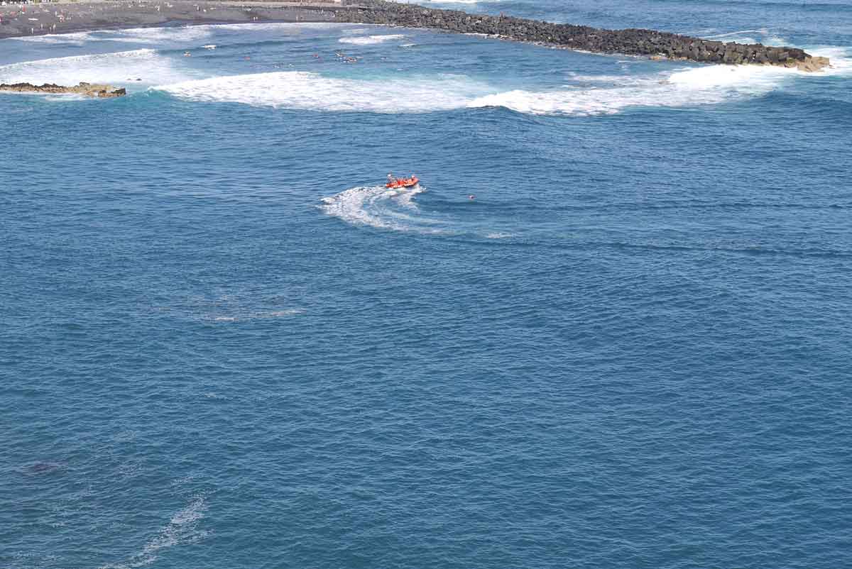 Küstenrettungsübung_Aufnahme von Retter und Schwimmer in Not